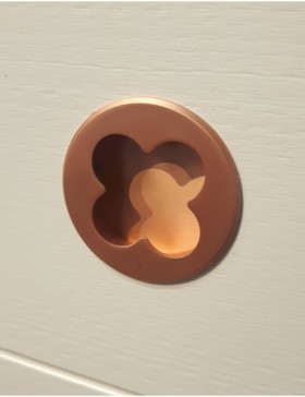 Detalle tirador de librería con cajones